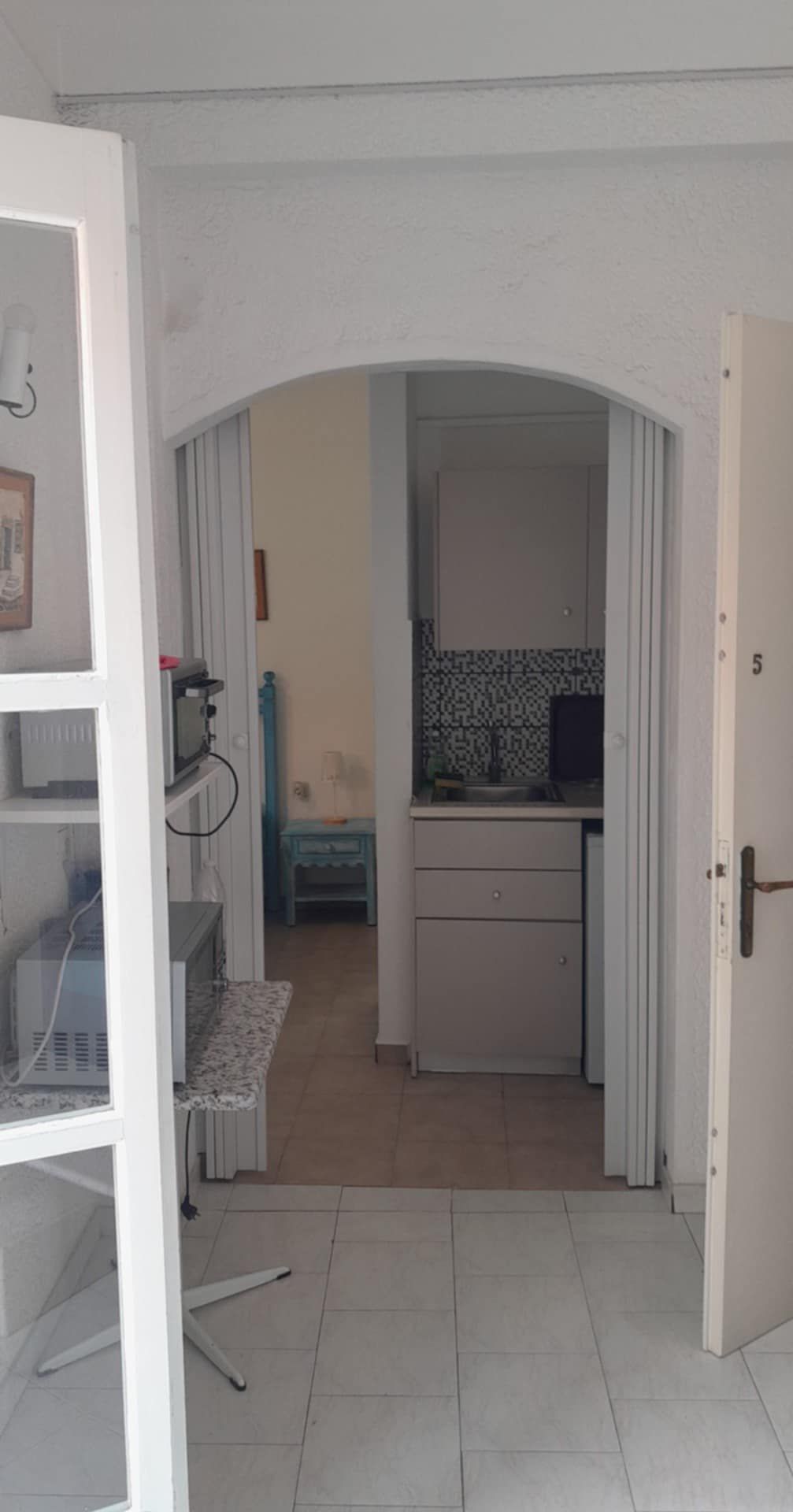 Twin bedroom with wardrobe